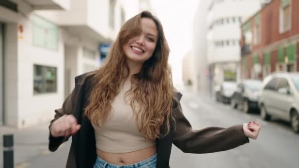 Jovem Hispânica Sorrindo Confiante Andando Dançando Rua — Vídeo de Stock
