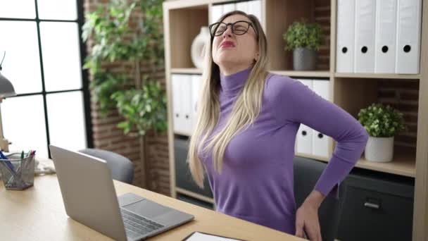 Jong Blond Vrouw Zakenman Met Behulp Van Laptop Stretching Armen — Stockvideo