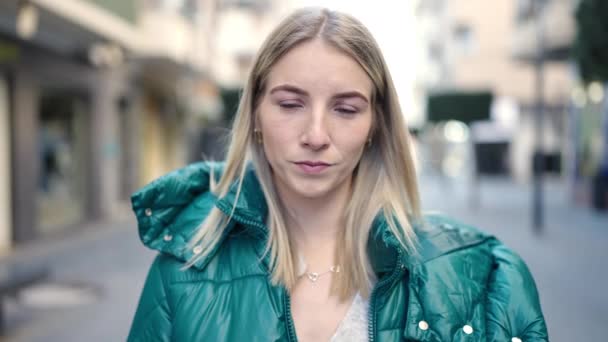 Ung Blond Kvinna Står Med Allvarliga Uttryck Gatan — Stockvideo