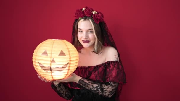 Mladá Blondýna Žena Sobě Katrina Kostým Držení Halloween Dýně Lampa — Stock video