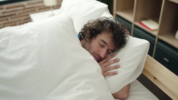 Genç Spanyol Adam Yatakta Uzanıp Yatak Odasında Uyuyor — Stok video