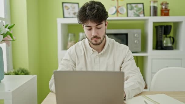 Νεαρός Ισπανός Που Χρησιμοποιεί Φορητό Υπολογιστή Καθισμένος Στο Τραπέζι Στην — Αρχείο Βίντεο