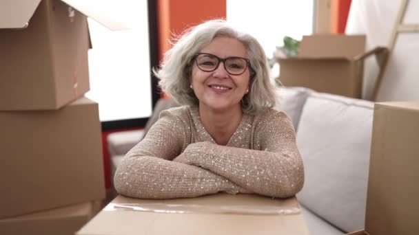 Žena Středního Věku Šedivými Vlasy Úsměvem Sebevědomě Opírá Balíček Novém — Stock video