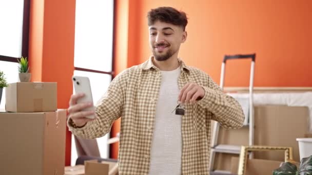 Jovem Árabe Homem Fazer Selfie Por Smartphone Segurando Chave Novo — Vídeo de Stock