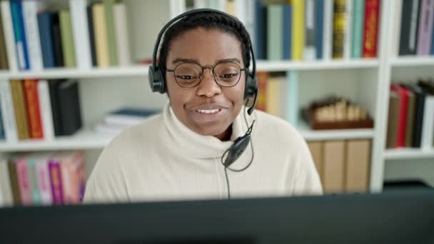 Africano Americano Mulher Estudante Sorrindo Confiante Ter Chamada Vídeo Biblioteca — Vídeo de Stock
