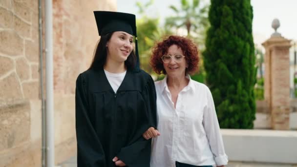 Zwei Frauen Mutter Und Tochter Feiern Ihren Abschluss Fuß Der — Stockvideo