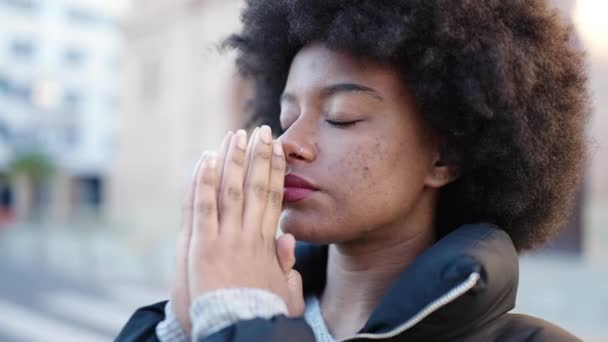 거리에서 기도하는 아프리카 미국인 — 비디오