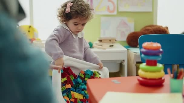 Entzückendes Hispanisches Mädchen Mit Bauklötzen Kindergarten — Stockvideo