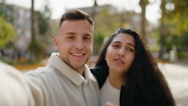 Junges Paar Lächelt Zuversichtlich Bei Videoanruf Park — Stockvideo