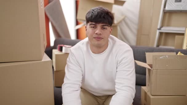 Jovem Hispânico Sorrindo Confiante Sentado Sofá Uma Nova Casa — Vídeo de Stock