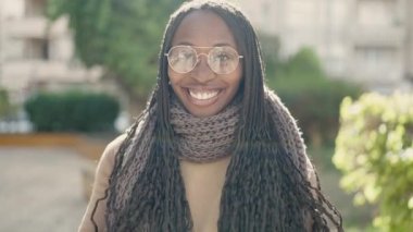 Parka gelmek isteyen kendinden emin gülümseyen Afrikalı kadın.