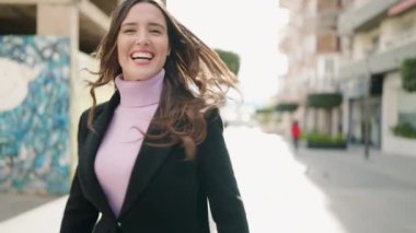 Sokakta kendine güvenen genç İspanyol kadın gülümsüyor