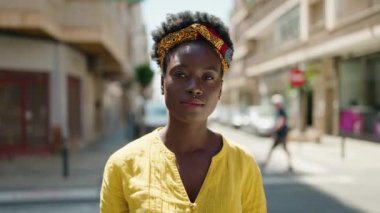 Genç Afrikalı Amerikalı kadın gülümsüyor. Kendine güveniyor. Öpücük hareketi yapıyor.