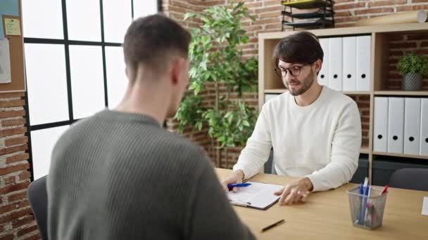 Zwei Männer Geben Sich Bei Vertragsunterzeichnung Büro Die Hand — Stockvideo