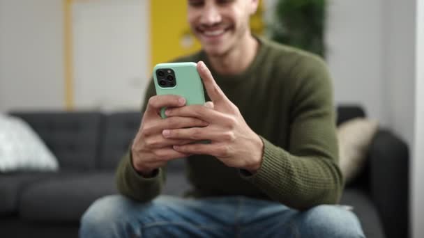 Νεαρός Ισπανός Που Χρησιμοποιεί Smartphone Κάνει Καλή Χειρονομία Στο Σπίτι — Αρχείο Βίντεο