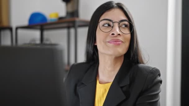 Ofiste Çalışan Genç Güzel Spanyol Bir Kadını Bilgisayar Kullanıyor — Stok video
