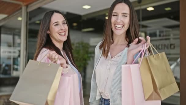 Két Mosolyog Miközben Táskákat Vásárolnak Utcán — Stock videók