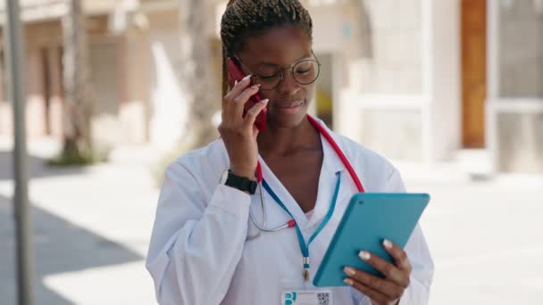 Afro Amerikalı Kadın Doktor Akıllı Telefondan Konuşuyor Sokakta Dokunmatik Ped — Stok video