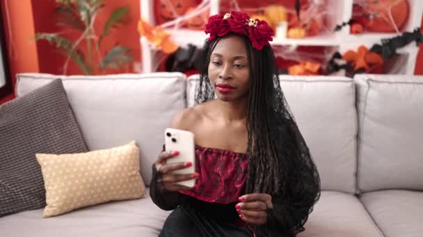 Mujer Africana Vistiendo Traje Katrina Tomando Foto Selfie Casa — Vídeo de stock