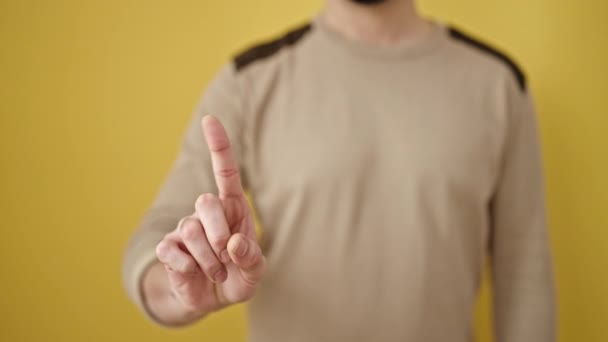 Hombre Árabe Joven Diciendo Con Dedo Sobre Fondo Amarillo Aislado — Vídeos de Stock