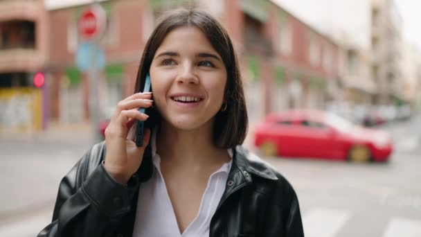 Młoda Latynoska Uśmiecha Się Pewnie Rozmawiając Ulicy Przez Smartfona — Wideo stockowe