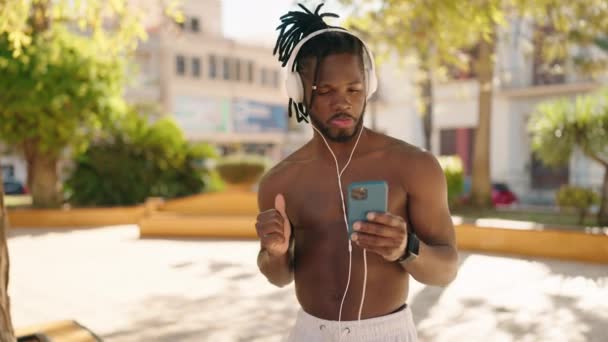 Afroamerikanerin Hört Hemdlos Musik Und Tanzt Park — Stockvideo