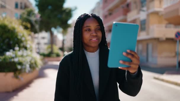 Ung Afrikansk Amerikansk Kvinna Ler Säker Med Videosamtal Parken — Stockvideo