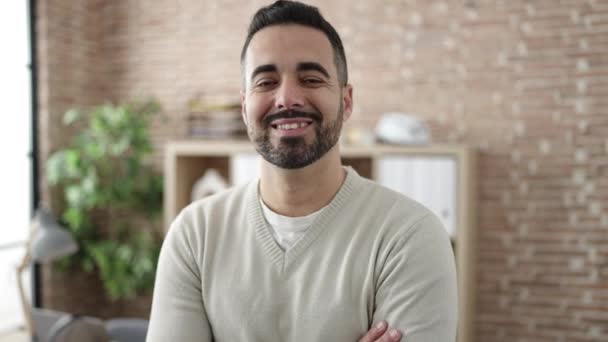 Mladý Hispánec Muž Obchodní Pracovník Usmívá Sebevědomě Úřadu — Stock video