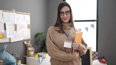 Anaokulunda kendine güvenen güzel İspanyol bir anaokulu öğretmeni.