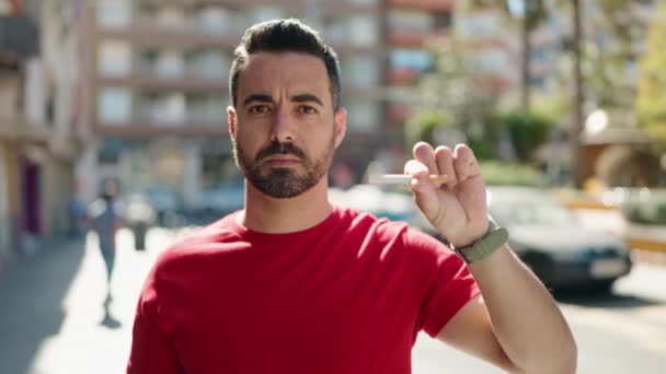 Genç Spanyol Adam Gülümsüyor Sokakta Sigara Kırıyor — Stok video