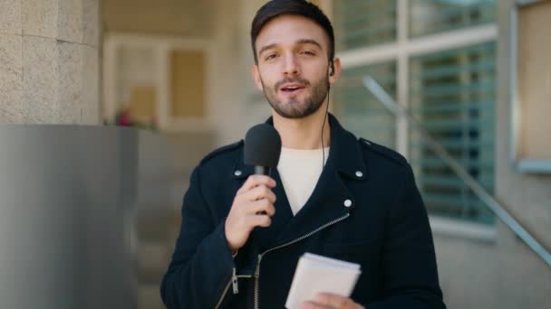 Mladý Hispánec Muž Reportér Pracující Pomocí Mikrofonu Ulici — Stock video
