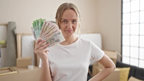 Jonge Blonde Vrouw Glimlachen Zelfverzekerd Holding Russisch Roebels Bankbiljetten Nieuwe — Stockvideo