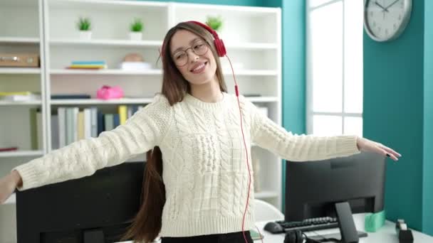 Jovem Bela Mulher Hispânica Estudante Sorrindo Confiante Ouvir Música Universidade — Vídeo de Stock