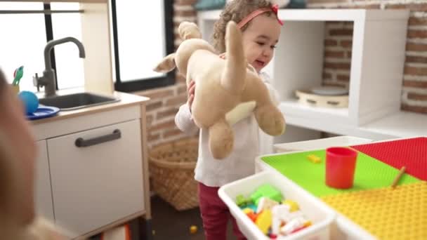 Учитель Малыш Играют Куклой Кенгуру Стоящей Детском Саду — стоковое видео