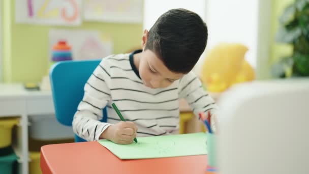Adorable Hispanic Boy Preschool Student Sitting Table Drawing Paper Kindergarten — Stok video