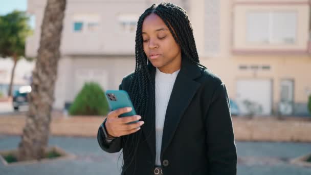 Νεαρή Αφροαμερικανή Γυναίκα Χαμογελά Αυτοπεποίθηση Χρησιμοποιώντας Smartphone Στο Δρόμο — Αρχείο Βίντεο