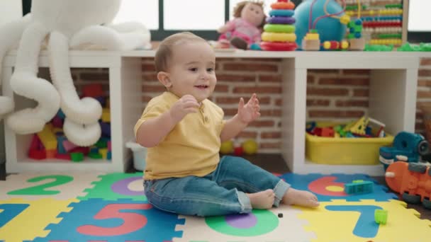 Schattige Spaanse Baby Kruipend Vloer Kleuterschool — Stockvideo