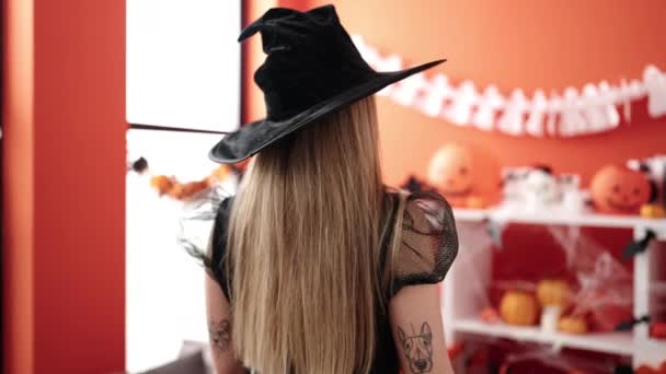 Tineri Blonda Femeie Purtând Costum Vrăjitoare Picioare Expresie Sperie Domiciliu — Videoclip de stoc