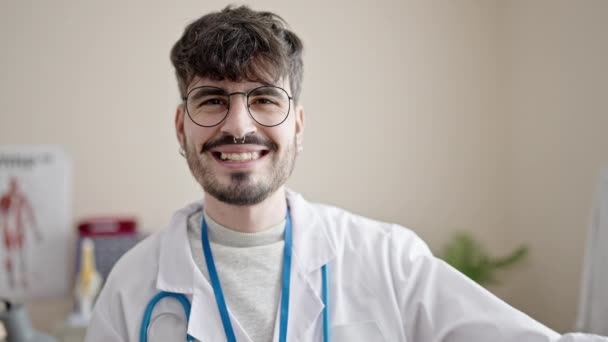 Jonge Spaanse Man Dokter Doet Duimen Omhoog Kliniek — Stockvideo