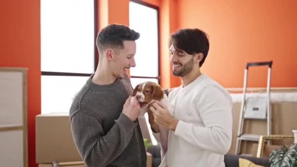 Dwóch Mężczyzn Trzyma Psa Tańczy Nowym Domu — Wideo stockowe