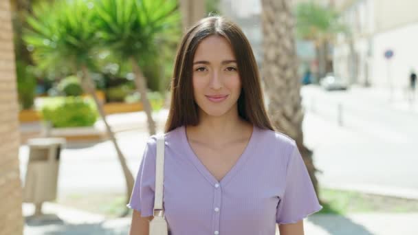 Jong Mooi Latino Vrouw Glimlachen Zelfverzekerd Doen Geld Gebaar Straat — Stockvideo