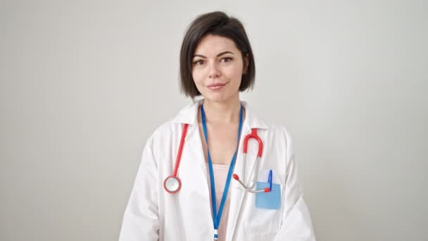 Ung Kaukasiska Kvinna Läkare Gör Tummen Upp Över Isolerade Vit — Stockvideo