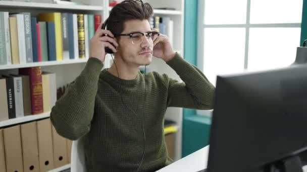 Young Hispanic Man Student Listening Music Library University — Stock Video