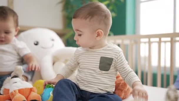 Två Bedårande Småbarn Som Sitter Sängen Och Leker Sovrummet — Stockvideo