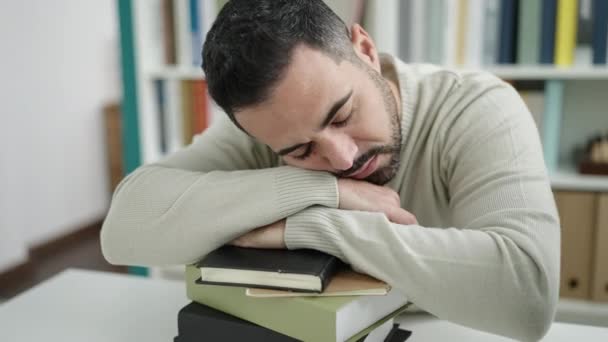 Joven Estudiante Hispano Durmiendo Con Cabeza Libros Universidad Biblioteca — Vídeos de Stock