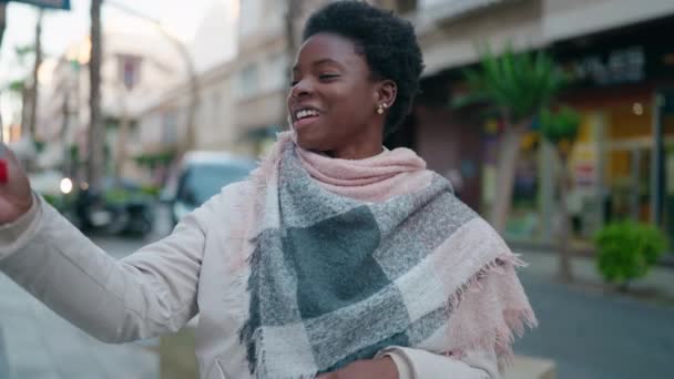 Joven Afroamericana Americana Sonriendo Confiada Teniendo Video Llamada Calle — Vídeos de Stock