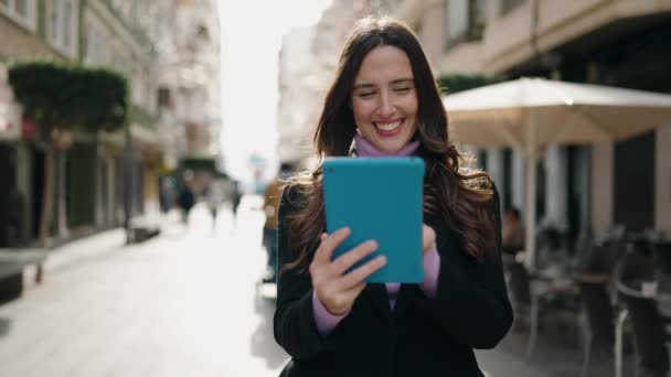 Young Hispanic Woman Smiling Confident Using Touchpad Street — 비디오