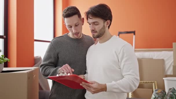 Dos Hombres Pareja Firmando Contrato Comprando Llaves Casa Nueva — Vídeo de stock