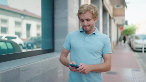 Jeune Homme Souriant Confiant Utilisant Smartphone Rue — Video