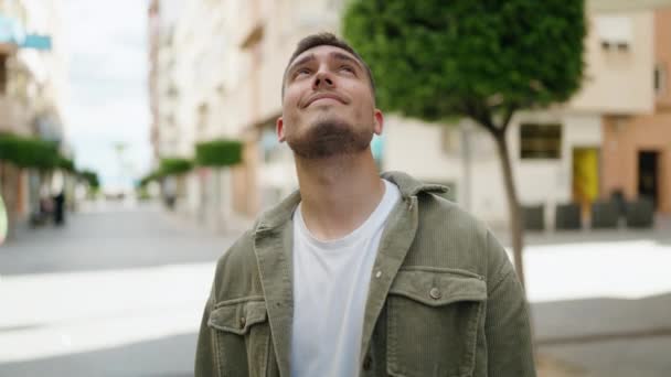 Young Hispanic Man Smiling Confident Looking Sky Street — Vídeo de stock